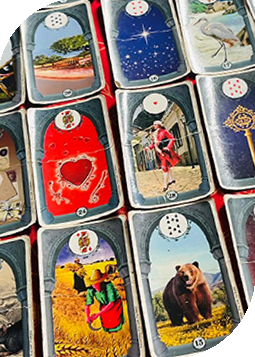 Mesa de jogo de Baralho Cigano com cristais para leitura de amor e prosperidade